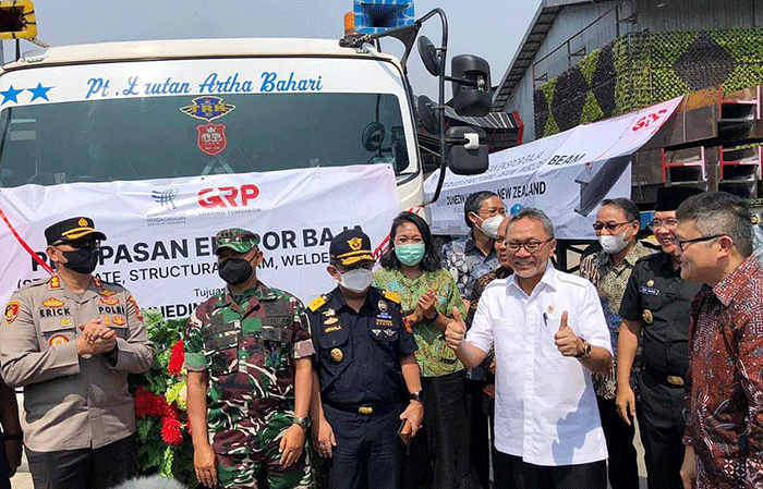 Menteri Perdagangan (Mendag) Zulkifli Hasan melakukan pelepasan ekspor 3.800 metrik ton baja struktur dan plat baja ke Selandia Baru.