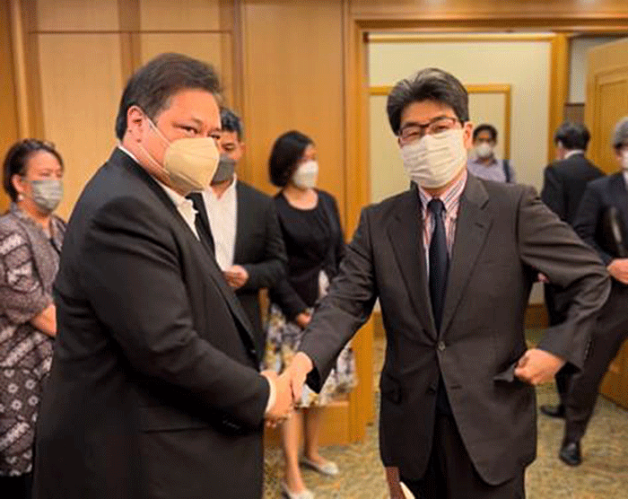 Menteri Koordinator Bidang Perekonomian Airlangga Hartarto bertemu dengan Gubernur Japan Bank for International Cooperation (JBIC) yang baru, Nobumitsu Hayashi.