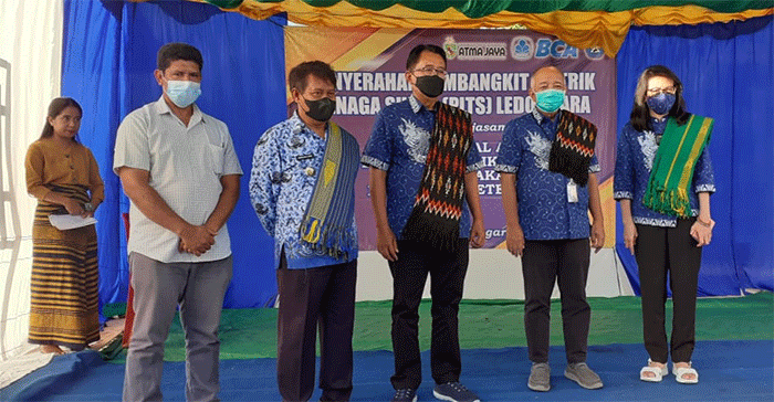 Seremoni serah terima PLTS di Loura Sumba Barat Daya.