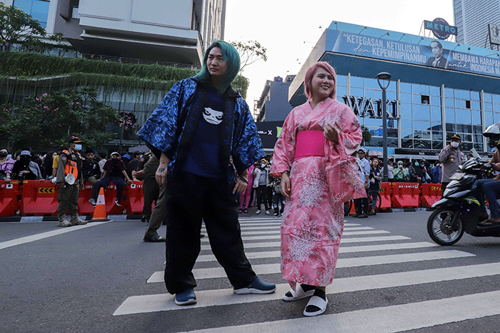 DJ Shacho dan DJ Evelyn saat tampil memperagakan busana dalam Citayam Fashion Week di kawasan Stasiun BNI City, Sudirman, Jakarta Pusat, Selasa (26/7/2022).