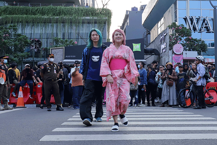 DJ Shacho dan DJ Evelyn saat tampil memperagakan busana dalam Citayam Fashion Week di kawasan Stasiun BNI City, Sudirman, Jakarta Pusat, Selasa (26/7/2022).