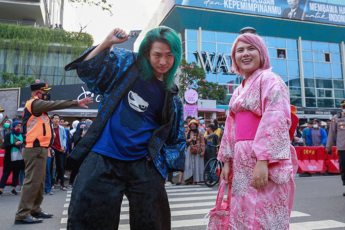 DJ Shacho dan DJ Evelyn saat tampil memperagakan busana dalam Citayam Fashion Week di kawasan Stasiun BNI City, Sudirman, Jakarta Pusat, Selasa (26/7/2022).