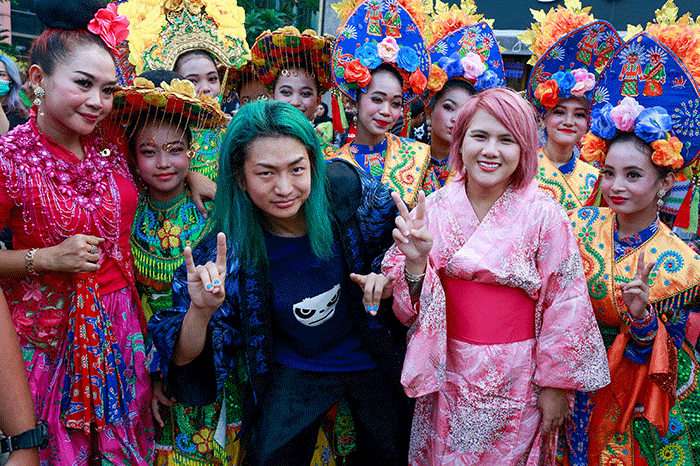 DJ Shacho dan DJ Evelyn saat tampil memperagakan busana dalam Citayam Fashion Week di kawasan Stasiun BNI City, Sudirman, Jakarta Pusat, Selasa (26/7/2022).