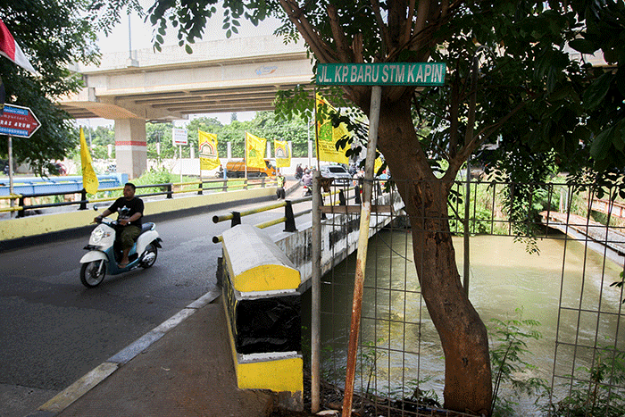 Sejumlah pengendara saat melintasi Jembatan Kapin di Pondok Kelapa, Jakarta Timur, Rabu (27/7/2022).