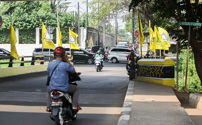 Sejumlah pengendara saat melintasi Jembatan Kapin di Pondok Kelapa, Jakarta Timur, Rabu (27/7/2022).