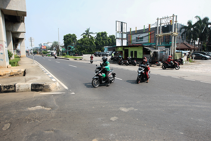 Sejumlah pengendara saat melintasi Jembatan Kapin di Pondok Kelapa, Jakarta Timur, Rabu (27/7/2022).