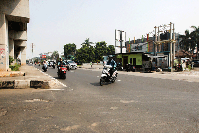 Sejumlah pengendara saat melintasi Jembatan Kapin di Pondok Kelapa, Jakarta Timur, Rabu (27/7/2022).