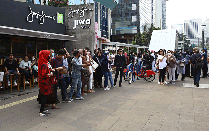 Petugas berjaga di kawasan Citayam Fashion Week, Jakarta, Rabu (27/7/2022).