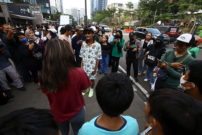 Petugas berjaga di kawasan Citayam Fashion Week, Jakarta, Rabu (27/7/2022).