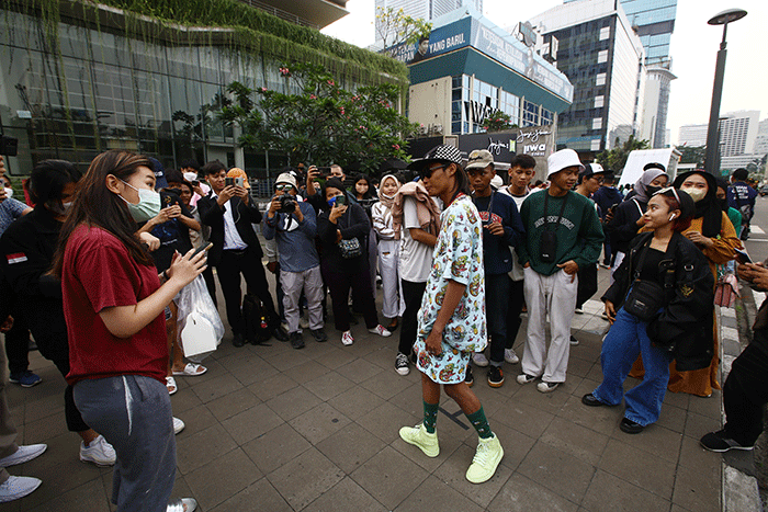 Petugas berjaga di kawasan Citayam Fashion Week, Jakarta, Rabu (27/7/2022).