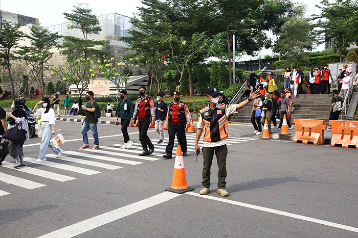 Petugas berjaga di kawasan Citayam Fashion Week, Jakarta, Rabu (27/7/2022).