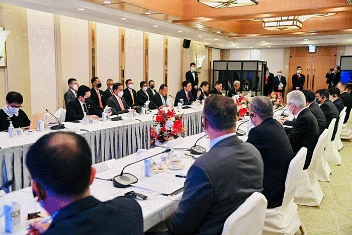 Presiden Joko Widodo bertemu dengan sejumlah CEO perusahaan Jepang di Imperial Hotel, Tokyo, Jepang, Rabu (27/7/2022).