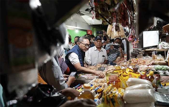 Menteri Perdagangan (Mendag) Zulkifli Hasan meninjau Pasar Gayamsari di Semarang, Jawa Tengah, Rabu (27/7/2022).
