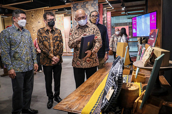 Menteri Koperasi dan UKM Teten Masduki saat mengunjungi Showcase Official Merchandise G20 di gedung Smesco Indonesia, Jakarta, Selasa (26/7/2022).