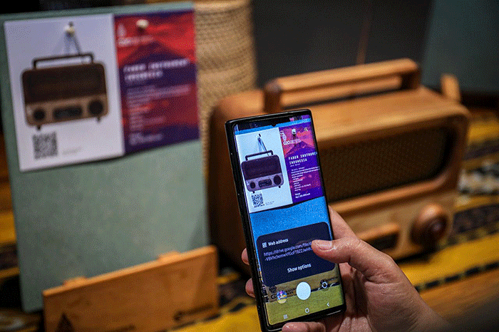 Menteri Koperasi dan UKM Teten Masduki saat mengunjungi Showcase Official Merchandise G20 di gedung Smesco Indonesia, Jakarta, Selasa (26/7/2022).