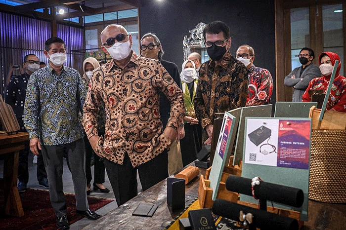Menteri Koperasi dan UKM Teten Masduki saat mengunjungi Showcase Official Merchandise G20 di gedung Smesco Indonesia, Jakarta, Selasa (26/7/2022).