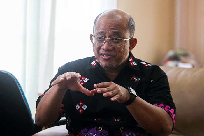 Potret Ketua Umum Pengurus Besar Ikatan Dokter Indonesia (PB IDI) dr Muhammad Adib Khumaidi SpOT usai wawancara di Kantor Pusat PB IDI, Jakarta.