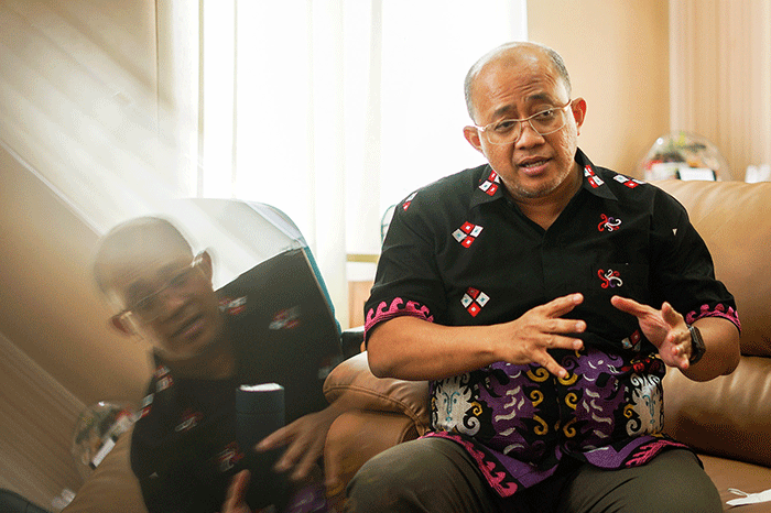 Potret Ketua Umum Pengurus Besar Ikatan Dokter Indonesia (PB IDI) dr Muhammad Adib Khumaidi SpOT usai wawancara di Kantor Pusat PB IDI, Jakarta.