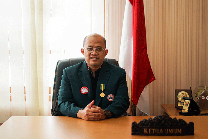 Potret Ketua Umum Pengurus Besar Ikatan Dokter Indonesia (PB IDI) dr Muhammad Adib Khumaidi SpOT usai wawancara di Kantor Pusat PB IDI, Jakarta.