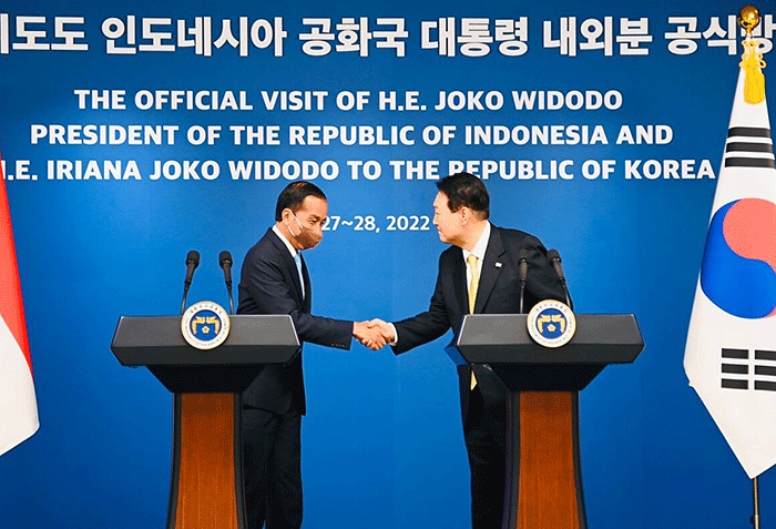Presiden Joko Widodo menyampaikan pernyataan pers bersama Presiden Yoon Suk-yeol usai melakukan pertemuan bilateral, di Kantor Kepresidenan Yongsan.