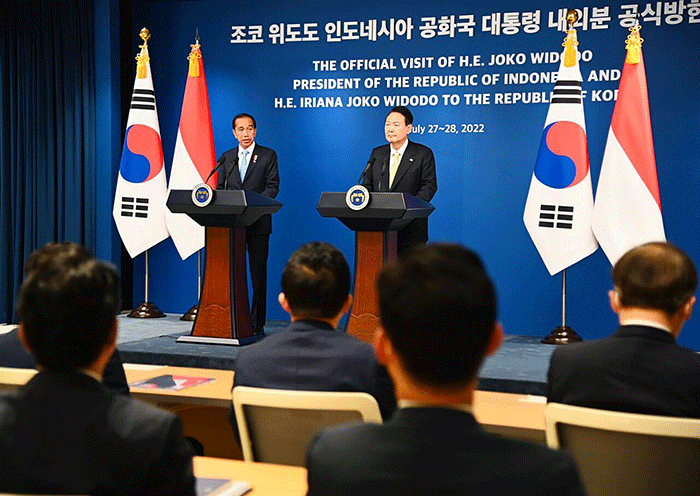 Presiden Joko Widodo menyampaikan pernyataan pers bersama Presiden Yoon Suk-yeol usai melakukan pertemuan bilateral, di Kantor Kepresidenan Yongsan.