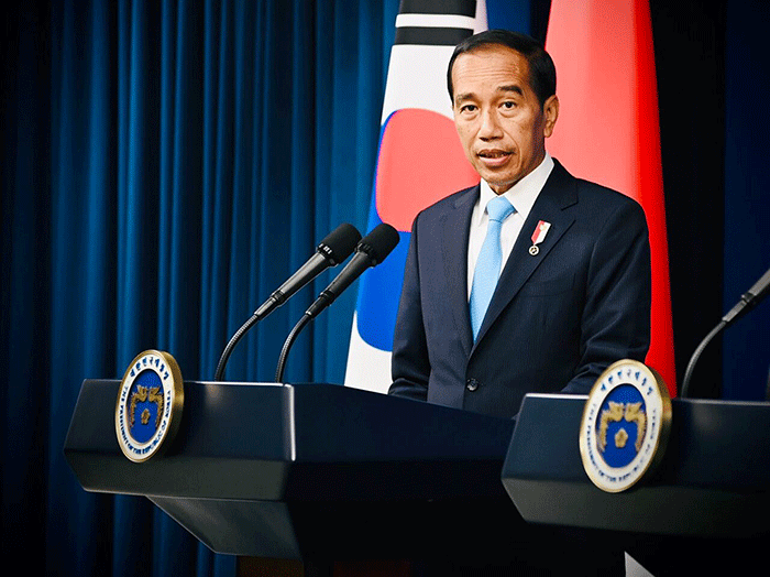 Presiden Joko Widodo menyampaikan pernyataan pers bersama Presiden Yoon Suk-yeol usai melakukan pertemuan bilateral, di Kantor Kepresidenan Yongsan.
