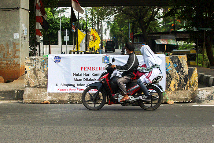 Suasana Jembatan Kapin usai ditutup permanen di Pondok Kelapa, Jakarta Timur, Kamis (28/7/2022).