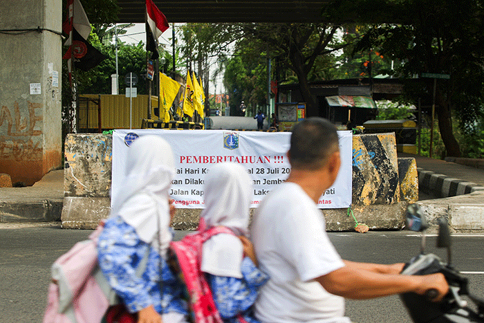 Suasana Jembatan Kapin usai ditutup permanen di Pondok Kelapa, Jakarta Timur, Kamis (28/7/2022).