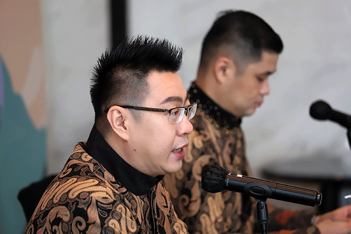 Committee Chair of MDRT Day Indonesia 2022 Kennedy Sumarlie (kanan) berbincang dengan Country Chair MDRT Indonesia Dedy Setio saat MDRT Day Indonesia 2022.