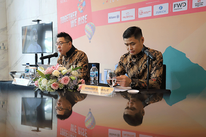 Committee Chair of MDRT Day Indonesia 2022 Kennedy Sumarlie (kanan) berbincang dengan Country Chair MDRT Indonesia Dedy Setio saat MDRT Day Indonesia 2022.