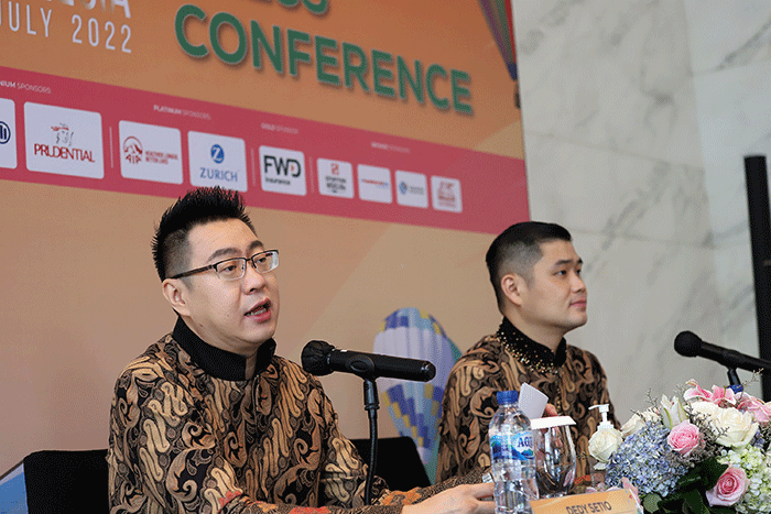 Committee Chair of MDRT Day Indonesia 2022 Kennedy Sumarlie (kanan) berbincang dengan Country Chair MDRT Indonesia Dedy Setio saat MDRT Day Indonesia 2022.