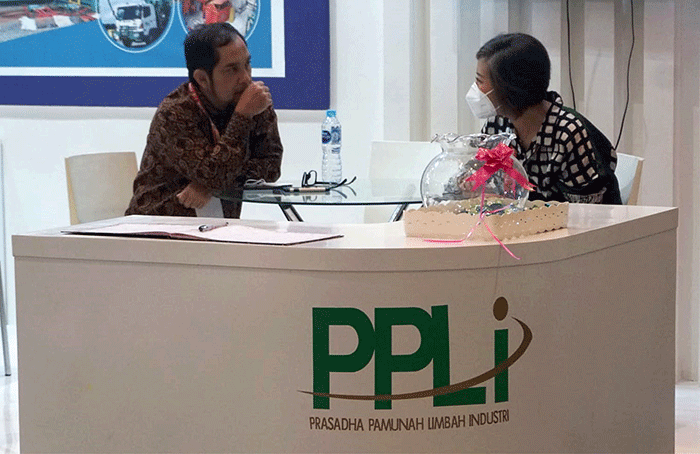 Petugas memberikan penjelasan kepada pengunjung dalam Forum Kapasitas Nasional (Forkapnas) 2022, di Jakarta Convention Center, Jakarta, Rabu (27/7/2022).