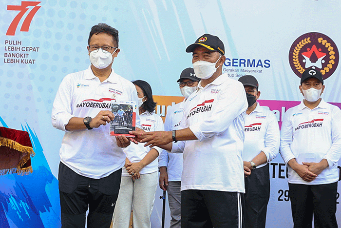 Gerak Jalan Bersama dan Membudayakan Gerakan Masyarakat Hidup Sehat (Germas) di kawasan Tugu Monas, Jakarta Jumat (29/7/2022).