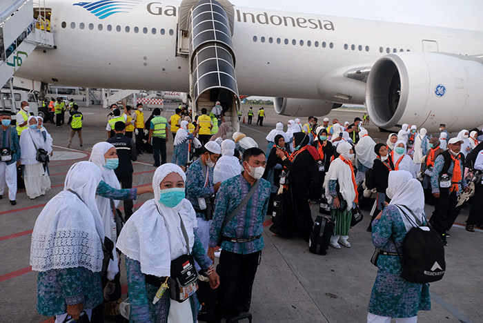Para jamaah haji turun dari pesawat di Bandara Internasional Sultan Hasanuddin, Maros, Kamis (28/7/2022).