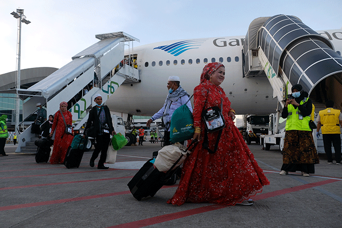 Para jamaah haji turun dari pesawat di Bandara Internasional Sultan Hasanuddin, Maros, Kamis (28/7/2022).