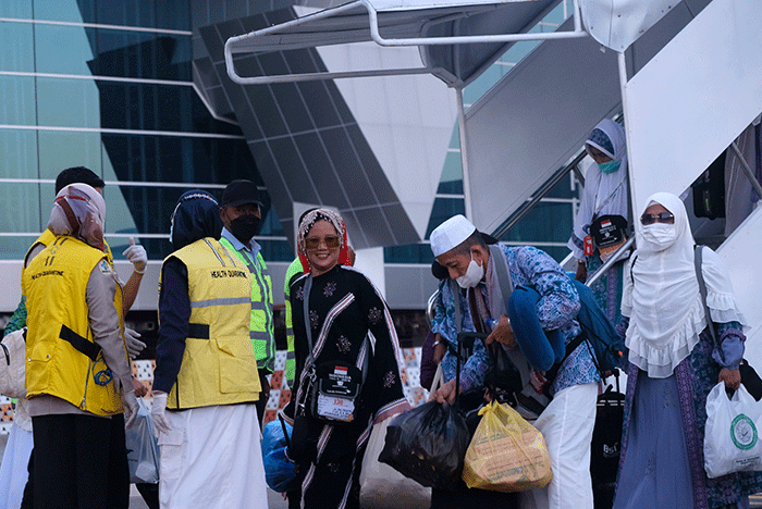 Para jamaah haji turun dari pesawat di Bandara Internasional Sultan Hasanuddin, Maros, Kamis (28/7/2022).