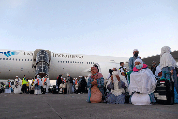 Para jamaah haji turun dari pesawat di Bandara Internasional Sultan Hasanuddin, Maros, Kamis (28/7/2022).