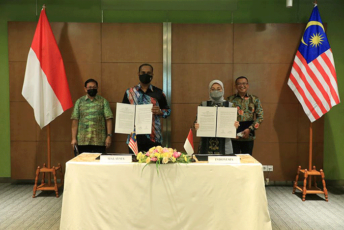 Penandatanganan dilakukan oleh Menteri Ketenagakerjaan RI, Ida Fauziyah dan Menteri Sumber Manusia Malaysia, Dato' Sri M. Saravanan Murugan, di Jakarta.