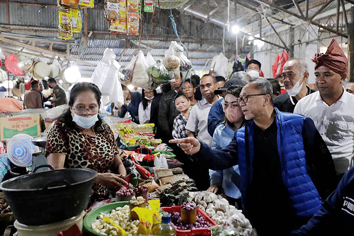 Menteri Perdagangan Zulkifli Hasan memantau harga dan ketersediaan barang kebutuhan pokok (bapok) di Pasar Kasih Naikoten, Kupang, Nusa Tenggara Timur.