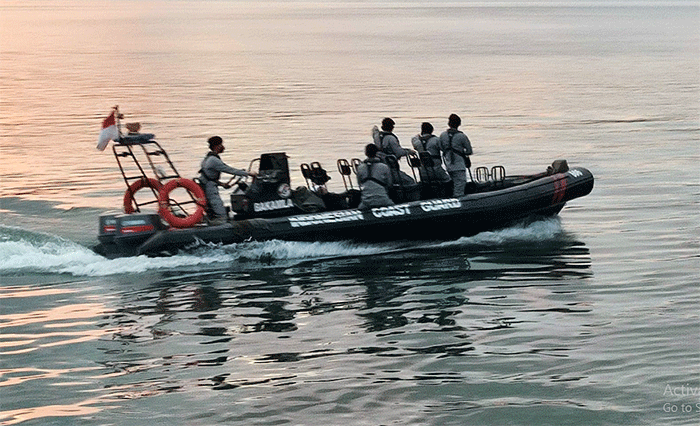 Unsur Patroli Bakamla RI KN Ular Laut-405 dan RHIB-8706 yang tergabung dalam tim SAR gabungan melanjutkan pencarian seorang nelayan Person On Board (POB).