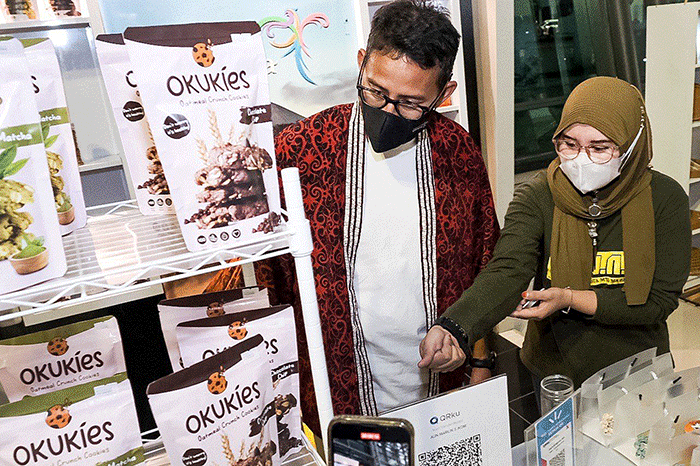 Menparekraf Sandiaga Salahuddin Uno meninjau salah satu pelaku ekonomi kreatif dalam rangka menyemarakkan ajang 