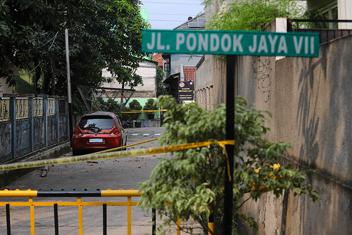 Garis polisi terpasang di sekitar lokasi robohnya salah satu tembok proyek revitalisasi Gelanggang Olah Raga (GOR) Mampang di Pela Mampang, Jakarta Selatan.