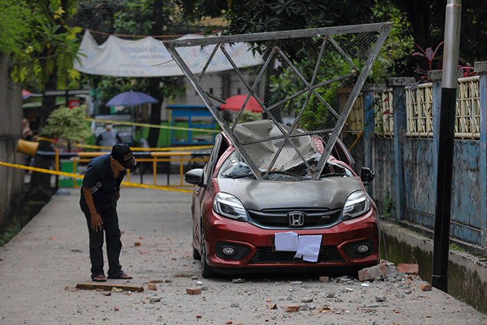 Garis polisi terpasang di sekitar lokasi robohnya salah satu tembok proyek revitalisasi Gelanggang Olah Raga (GOR) Mampang di Pela Mampang, Jakarta Selatan.