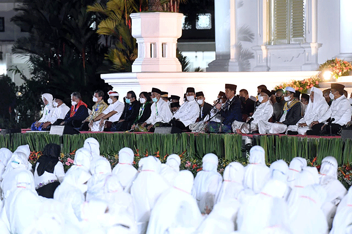Presiden Joko Widodo menghadiri acara zikir dan doa kebangsaan di halaman Istana Merdeka, Jakarta, Senin (1/8/2022).
