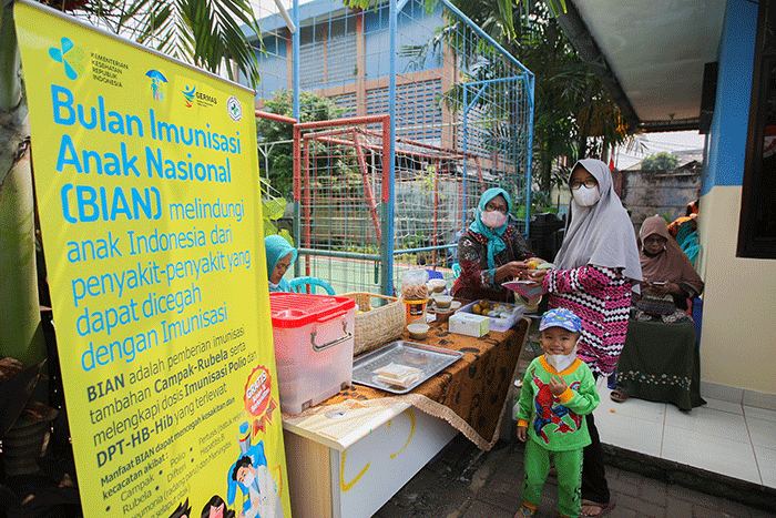 Petugas saat memberikan suntikan dosis vaksin Campak-Rubela pada balita dalam program Bulan Imunisasi Anak Nasional di RPTRA Kebon Pala, Jakarta Timur.