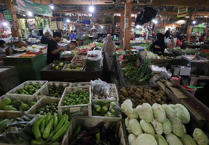 Suasana aktivitas jual beli di Pasar Kecapi, Kota Bekasi, Jawa Barat, Selasa (2/8/2022).