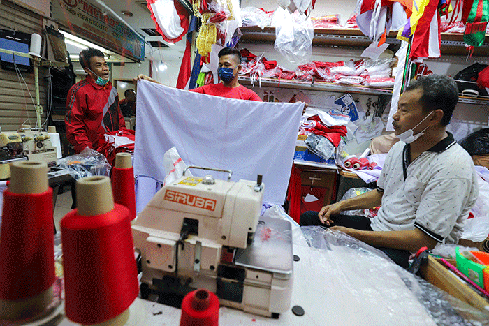 Pembeli memilih bendera merah putih yang dijual pada salah satu toko di Pasar Senen, Jakarta Pusat, Selasa (2/8/2022).