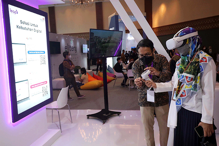 Pengunjung melakukan pengecekan e-KTP di booth pameran Konferensi Transformasi Digital di JCC, Jakarta, Rabu (3/8/2022).