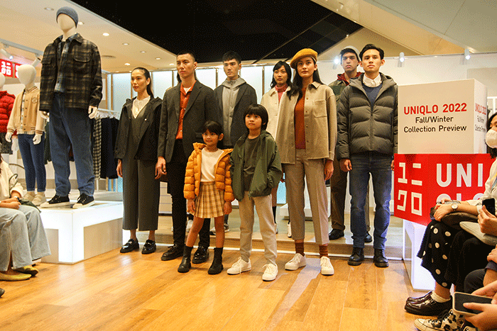 Model memperagakan koleksi terbaru saat peluncuran Uniqlo Today’s Classics LifeWear Fall/Winter 2022 di Jakarta, Kamis (4/8/2022).