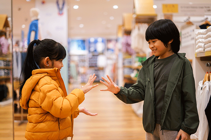 Model memperagakan koleksi terbaru saat peluncuran Uniqlo Today’s Classics LifeWear Fall/Winter 2022 di Jakarta, Kamis (4/8/2022).